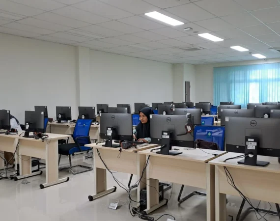 r.-lab-komputer-di-ICT-scaled