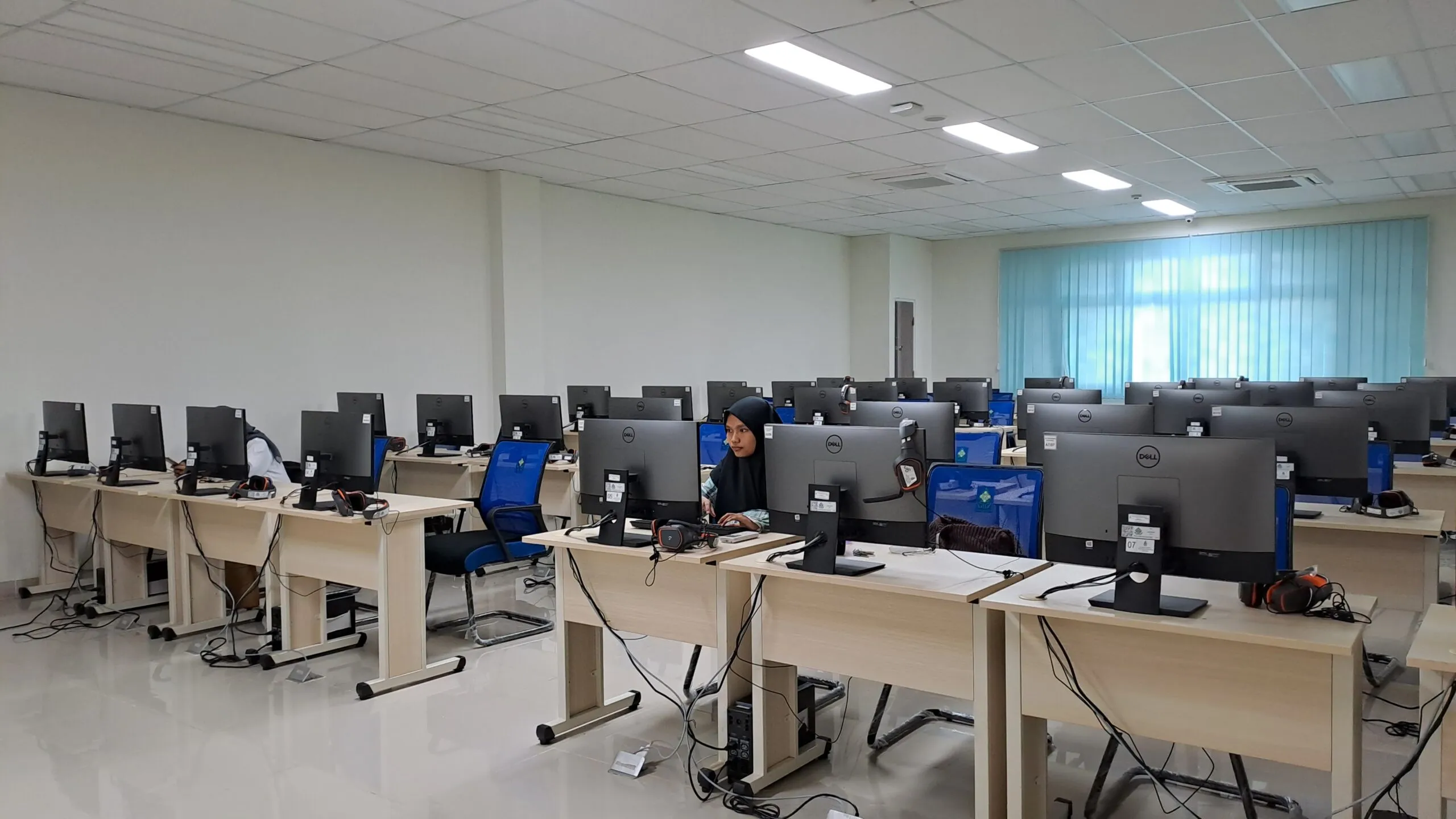 r.-lab-komputer-di-ICT-scaled